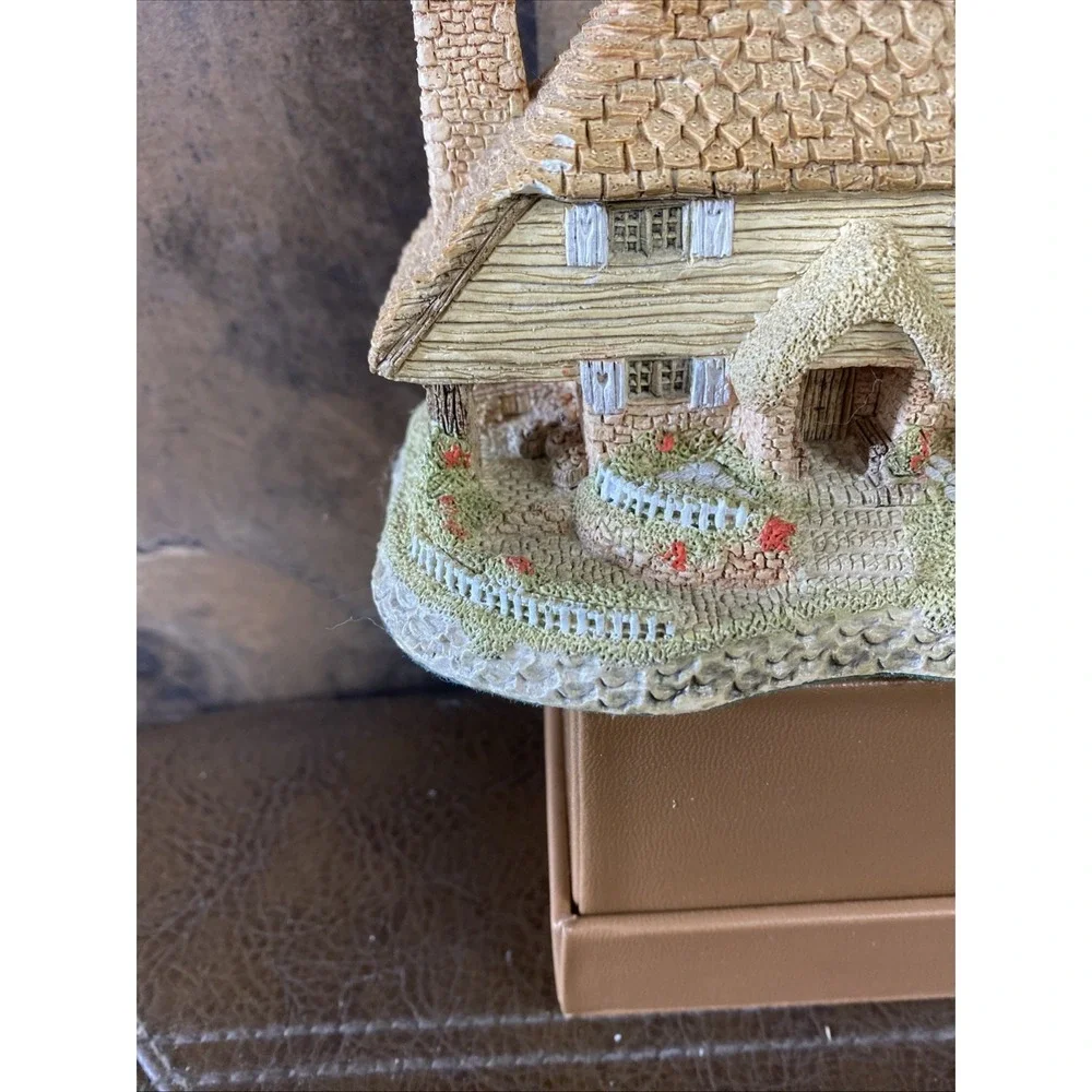 Vintage David Winter Kent‎ Cottage 1985 - Hand Painted Retired Figurine - UK